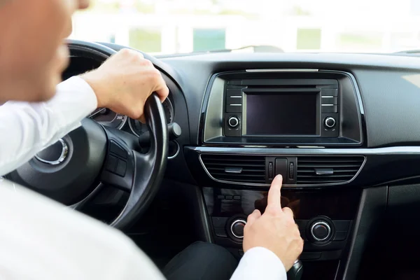 Agradable hombre de negocios conduciendo un coche — Foto de Stock