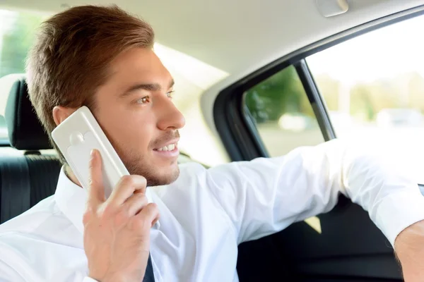 Exitoso hombre de negocios sentado en el coche — Foto de Stock