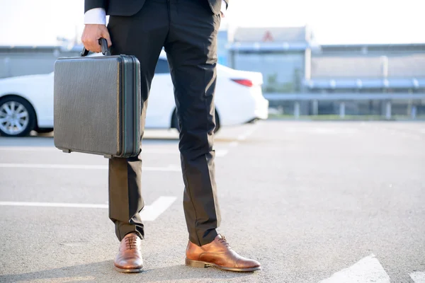 Elegante homem de negócios caso segurando — Fotografia de Stock