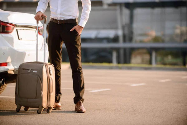 Buen hombre de negocios sosteniendo la maleta — Foto de Stock