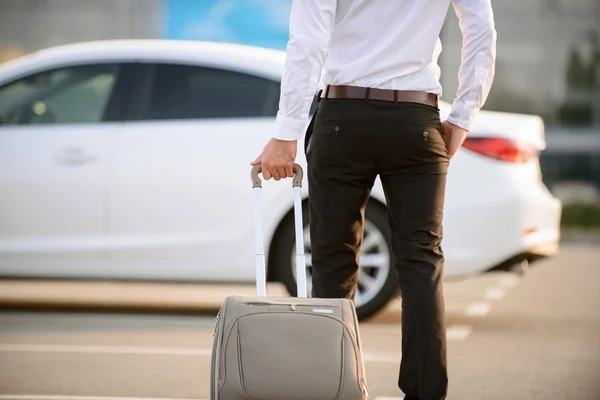 Güzel iş adamı holding bavul — Stok fotoğraf