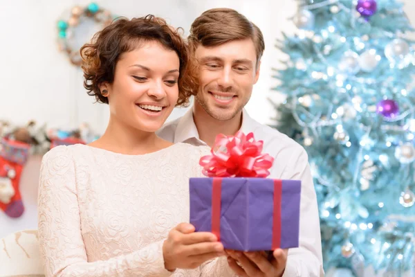 Loving couple holding present 图库照片