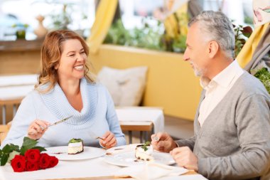 Kafede oturan güzel yetişkin çift