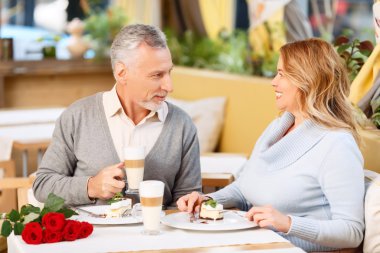 Kafede oturan güzel yetişkin çift