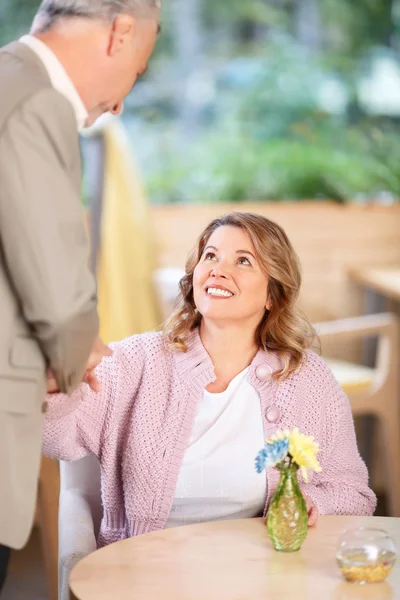 Verliefde paar zitten aan de tafel — Stockfoto