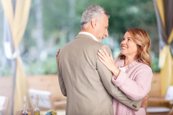 Bonita pareja bailando — Foto de Stock