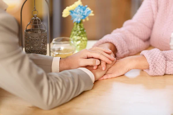 Volwassen paar op een datum — Stockfoto