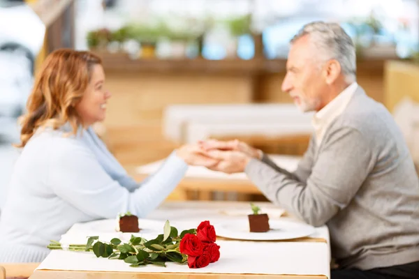 Bonita pareja de adultos sentados en el café — Foto de Stock