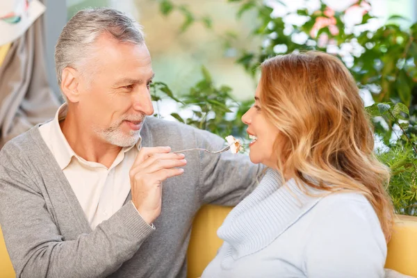 Mooi volwassen paar zitten in het cafe — Stockfoto