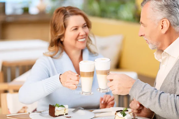 Schönes erwachsenes Paar sitzt im Café — Stockfoto