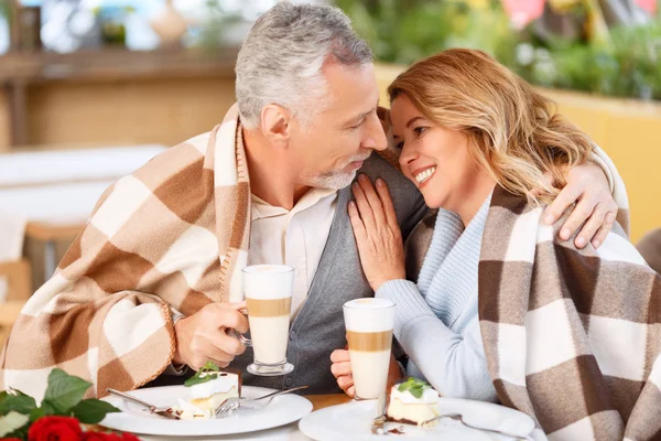 Schönes erwachsenes Paar sitzt im Café — Stockfoto