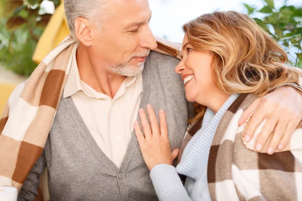 Bonita pareja de adultos sentados en el café — Foto de Stock