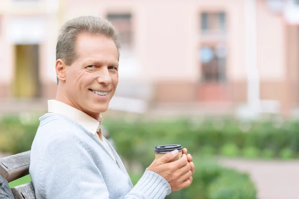 Hombre guapo bebiendo café — Foto de Stock