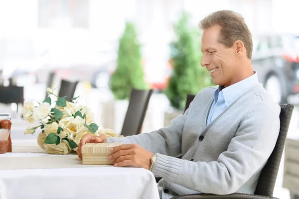 Aardige man zitten aan de tafel — Stockfoto