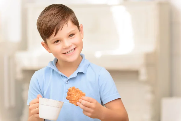 Radosny chłopiec picie herbaty — Zdjęcie stockowe