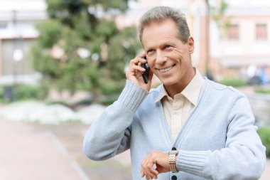 Hoş adam sokakta ayakta