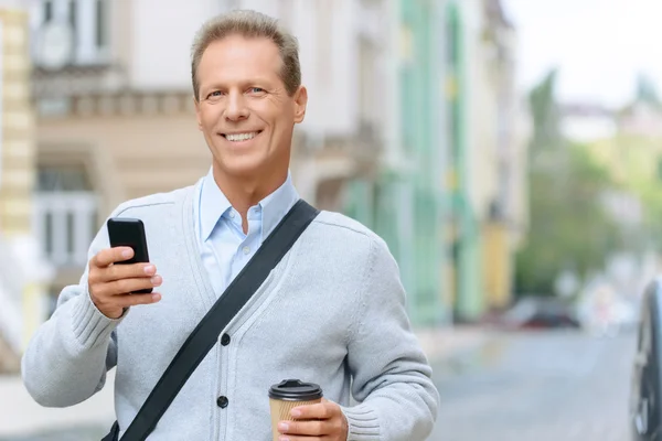 Angenehmer Mann steht auf der Straße — Stockfoto