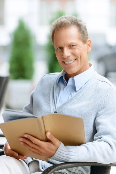 Bonito homem sentado à mesa — Fotografia de Stock