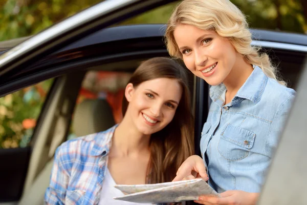 Bonitas mujeres sosteniendo mapa — Foto de Stock