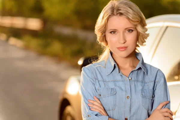 Belle femme debout près de la voiture — Photo