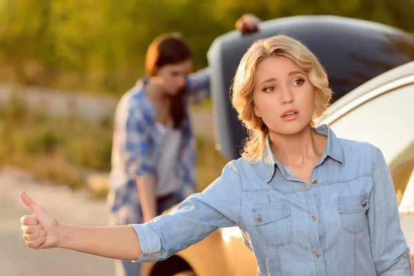 Nette Frauen, die das Auto anhalten — Stockfoto