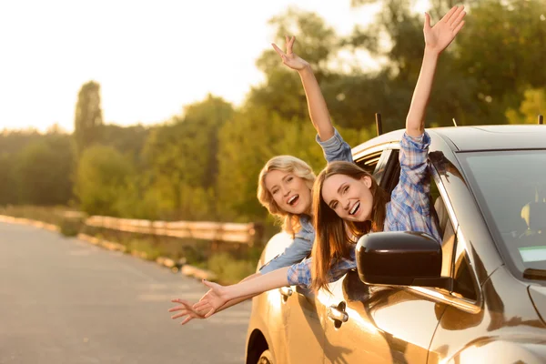 Mulheres alegres sentadas no carro — Fotografia de Stock