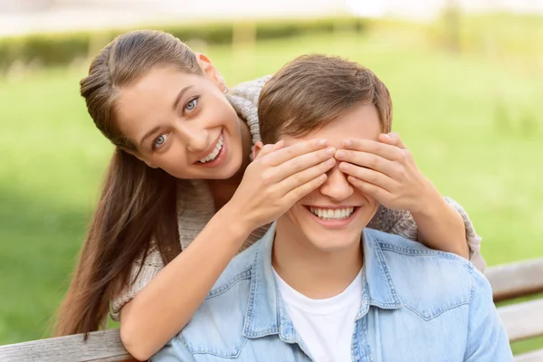 Bom jovem casal sentado no banco — Fotografia de Stock