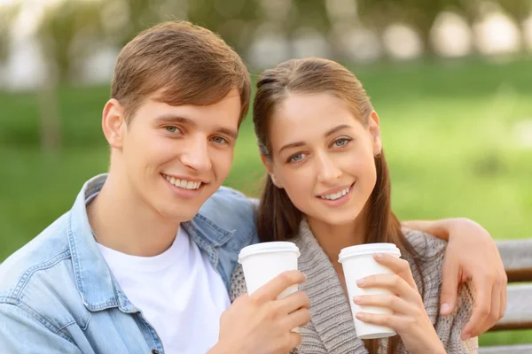 Casal positivo beber café — Fotografia de Stock