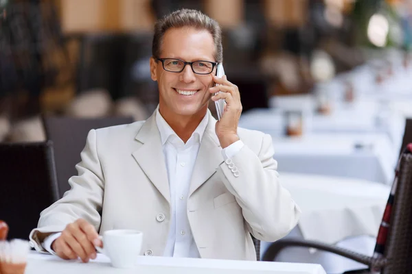 Aardige man zitten in het cafe — Stockfoto