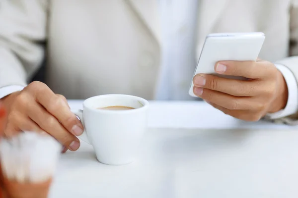 Trevlig man sitter i caféet — Stockfoto