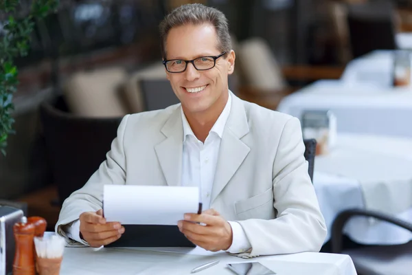 Belo homem sentado no café. — Fotografia de Stock