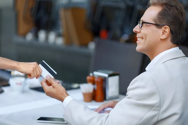 Netter Mann sitzt im Café — Stockfoto