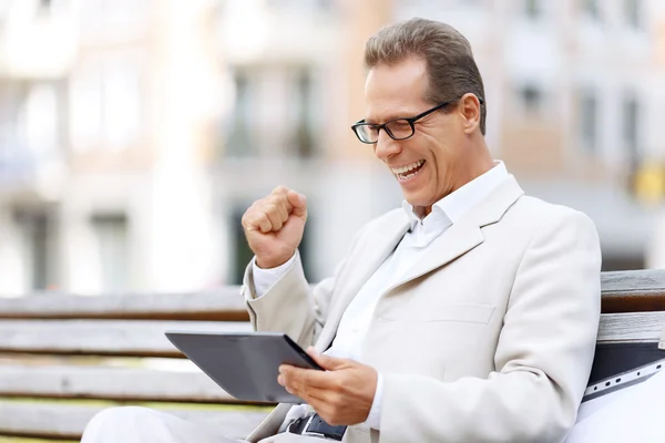 Handsome man sitting on the bench — Stock Photo, Image