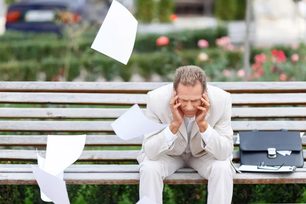 Schöner Mann sitzt auf der Bank — Stockfoto