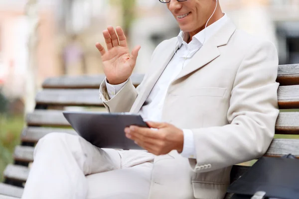 Hombre guapo sentado en el banco — Foto de Stock