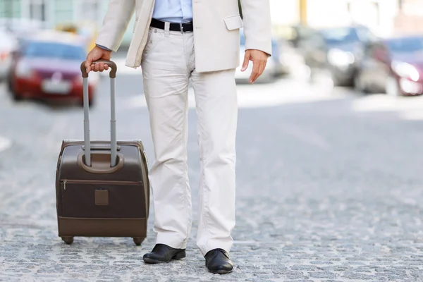 Hansome hombre sosteniendo su bolsa de viaje —  Fotos de Stock