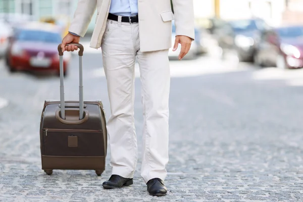 Hansome homem segurando seu saco de viagem — Fotografia de Stock