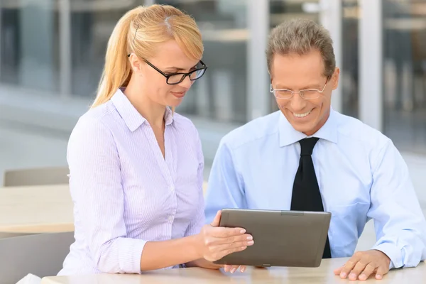 Pleasant businesswoman talking to the colleague — Stock Photo, Image