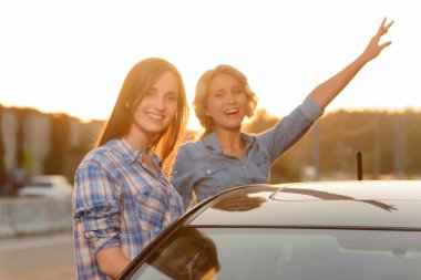 Neşeli kızlar arabada oturan