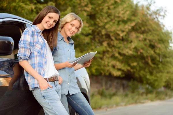 Nice girls holding map — 图库照片