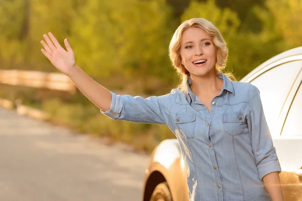 Attractive girl standing near car — Stockfoto