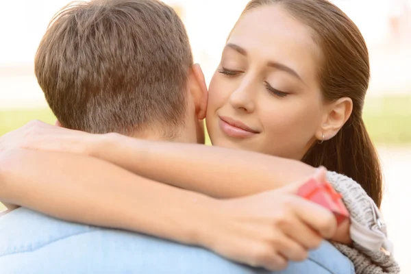 Bom casal abraçando — Fotografia de Stock