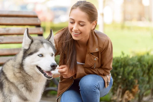 犬と遊んで素敵な女の子 — ストック写真