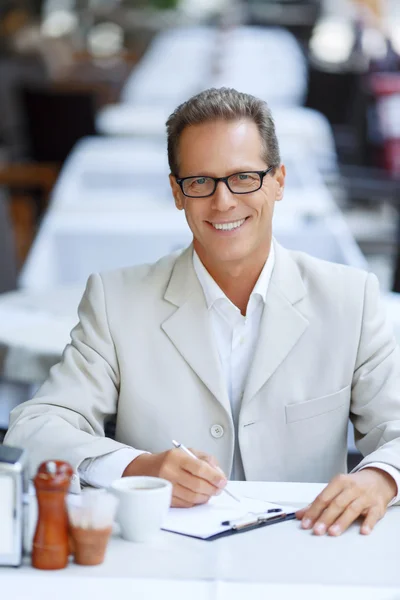 Aardige man zitten in het cafe — Stockfoto