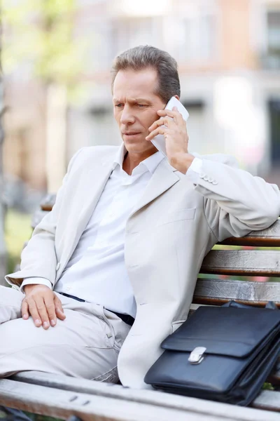 Agradable hombre hablando por teléfono — Foto de Stock