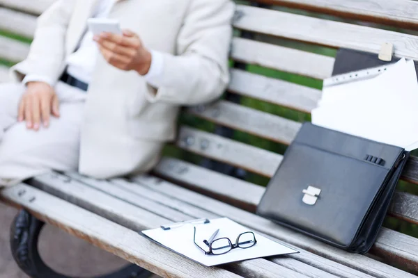 Schöner Mann sitzt auf der Bank — Stockfoto