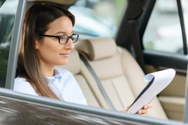 Nice girl sitting in the car — Stockfoto