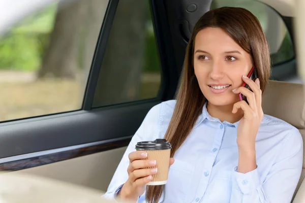 Menina agradável sentado no carro — Fotografia de Stock