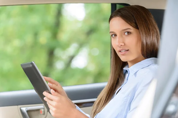 Menina agradável sentado no carro — Fotografia de Stock