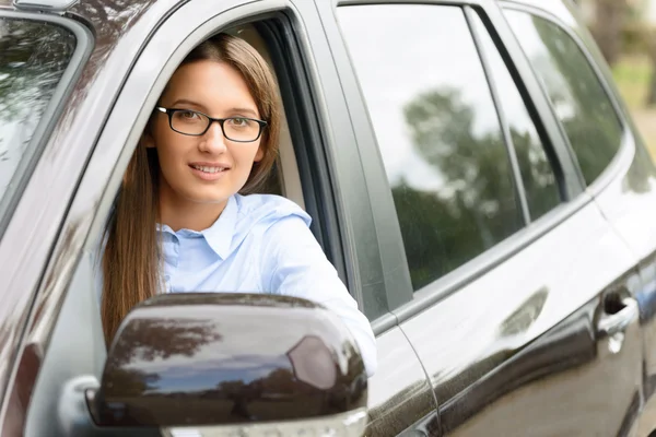 Menina agradável dirigindo um carro — Fotografia de Stock